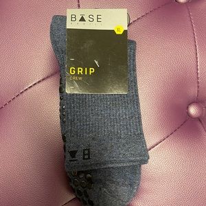 Grip sucks in XL. Perfect for pilate or barre